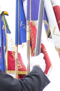 image : drapeaux comémoration - Mont de Marsan