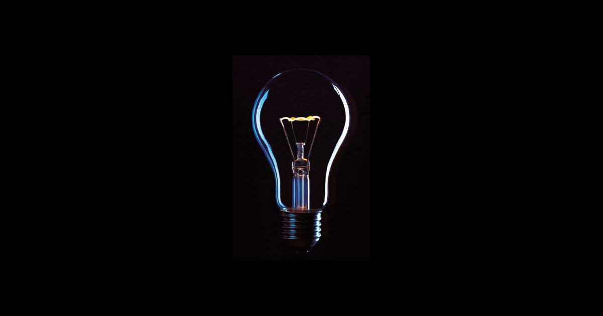 Ampoule électrique sur fond noir